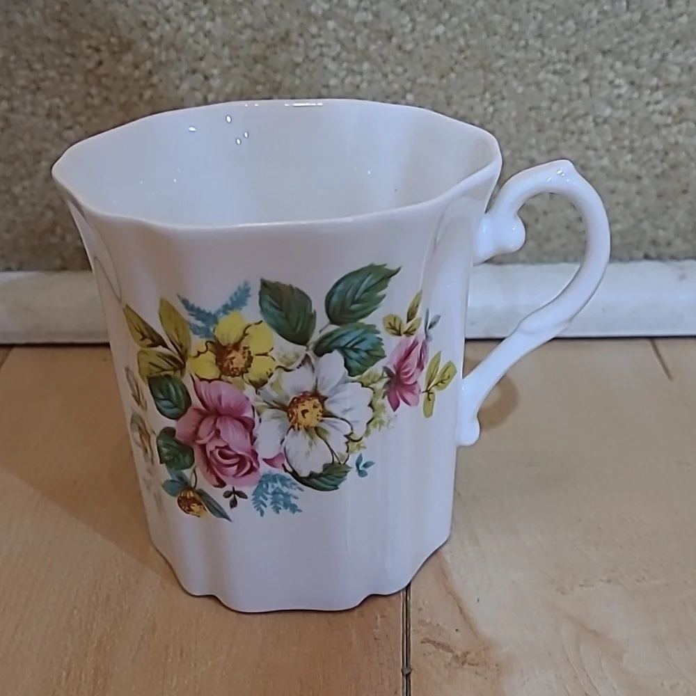 4 Royal Grafton cup, no damage - Picture 4 of 8